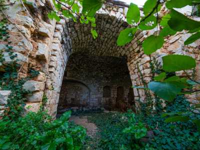Accediamo tramite un arco in pietra...